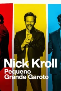 Pôster com três painéis coloridos. Um homem sorrindo e segurando um microfone no painel central amarelo. Outros dois homens de terno aparecem nas laterais. Atmosfera alegre.