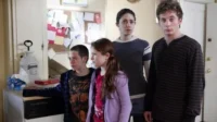 Quatro jovens,dois meninos e duas meninas,estão em uma casa simples. Suas expressões são sérias,com um ar de desafio e união familiar.