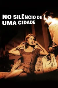 No Silêncio de uma Cidade 7 Mulher apreensiva ao telefone,um homem a observa com um jornal. Cena escura com tons sépia,criando clima de suspense e tensão.