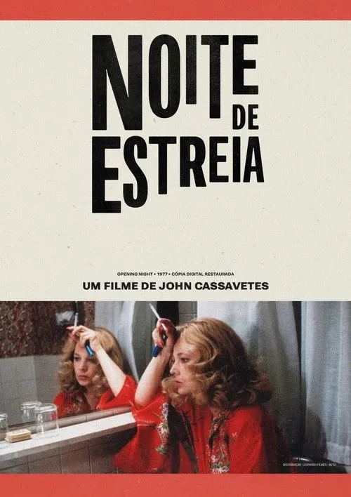Noite de Estréia 1 Uma mulher de cabelos loiros e roupão vermelho penteia-se olhando no espelho. Clima introspectivo de preparação em um ambiente íntimo.
