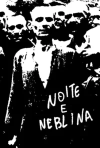 Pôster P&B de alto contraste: um homem de semblante sério em primeiro plano, cercado por rostos pálidos e esqueléticos. Clima sombrio e opressor.