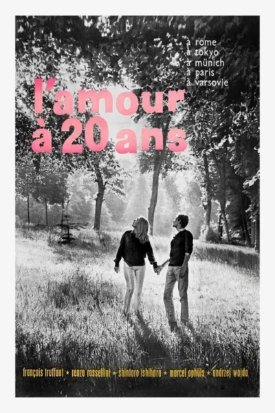 Pôster P&B: Jovem casal de mãos dadas num campo ensolarado com árvores, olhando para cima. Clima romântico e esperançoso.