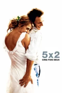 Casal feliz e apaixonado se abraça em fundo branco. Ela,de vestido branco com flor. Ele,de camisa clara,a segura intimamente.