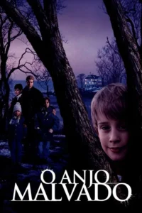 Garoto sorrindo perturbadoramente em primeiro plano, família e casa distante sob céu roxo-escuro. Árvores nuas, clima sombrio.