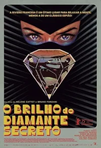 Olhos mascarados intensos acima de um diamante refletindo um homem com arma e uma figura furtiva. Clima de mistério e espionagem.