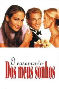 Homem de smoking sorri,segurando buquê,entre mulher de rosa e noiva de branco. Clima de comédia romântica,possível triângulo amoroso.