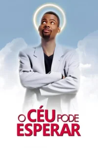 Homem de terno cinza,com halo e braços cruzados,olha curiosamente para cima em um céu azul com nuvens. Clima cômico.