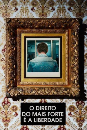 Pôster: foto de pessoa de costas com jaqueta jeans 'FOX', dentro de moldura dourada ornamentada sobre papel de parede estampado.