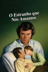 Homem de cabelo escuro e olhar fixo observa um casal. A mulher se inclina para beijar o homem deitado. Cena romântica com tensão.
