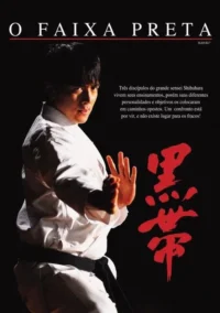 Jovem em quimono branco e faixa preta em pose de karatê, com mão aberta e expressão séria, contra fundo escuro. Símbolos japoneses.
