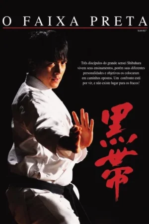 Jovem em quimono branco e faixa preta em pose de karatê, com mão aberta e expressão séria, contra fundo escuro. Símbolos japoneses.