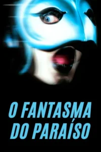 Rosto em máscara azul-claro futurista,com um olho visível e boca aberta brilhando em vermelho. Fundo preto intenso cria clima sombrio.
