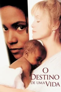 Rosto de mulher de pele escura olha diretamente. Uma mulher de pele clara segura um bebê recém-nascido dormindo. Clima de maternidade.