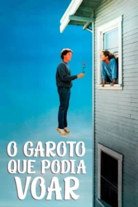 Rapaz flutuando no céu azul oferece uma rosa a moça curiosa na janela de uma casa. Clima mágico.
