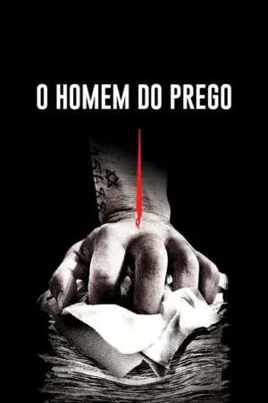 Mão cerrada com tatuagens de Estrela de Davi e números, repousando sobre papéis. Um prego vermelho a perfura. Fundo escuro, tom sério.