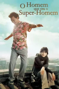 Homem sorridente de camisa havaiana voa no telhado. Mulher sentada sorri calmamente ao lado. Cenário urbano ensolarado e leve.