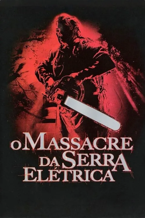 Pôster:figura sombria,de máscara,com serra elétrica em destaque. Fundo vermelho vibrante e irregular,com árvores escuras. Clima de terror.