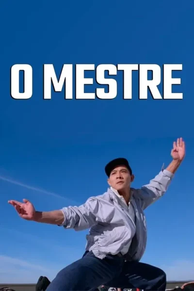 Homem em roupa casual de artes marciais, boné, em pose de luta contra céu azul claro. Clima dinâmico e focado.