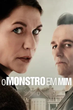 Mulher com olhar intenso e homem sério se encaram. Ao fundo, uma casa grande e turva. Clima de suspense.
