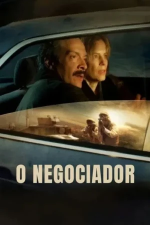 Dois personagens tensos dentro de um carro. O reflexo no vidro mostra soldados armados e um veículo militar em paisagem árida.