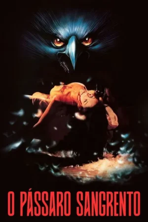 Olhos laranja de um pássaro azul ameaçador sobre uma mulher deitada. Penas escuras e manchas vermelhas intensificam o clima de horror.