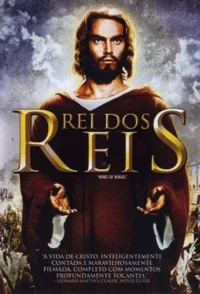 Homem barbudo em túnica e robe,mãos abertas,em destaque. Fundo com céus dramáticos e exércitos antigos.
