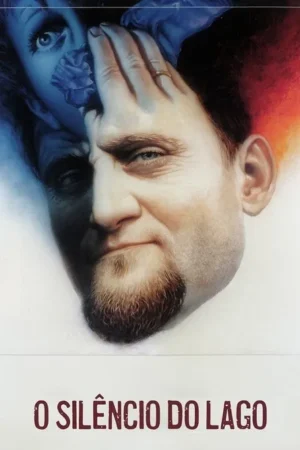 Homem barbudo com olhar fixo, rosto dividido em luz e sombra. Mão com anel cobre parte do rosto de uma mulher azul, ao fundo. Clima misterioso.