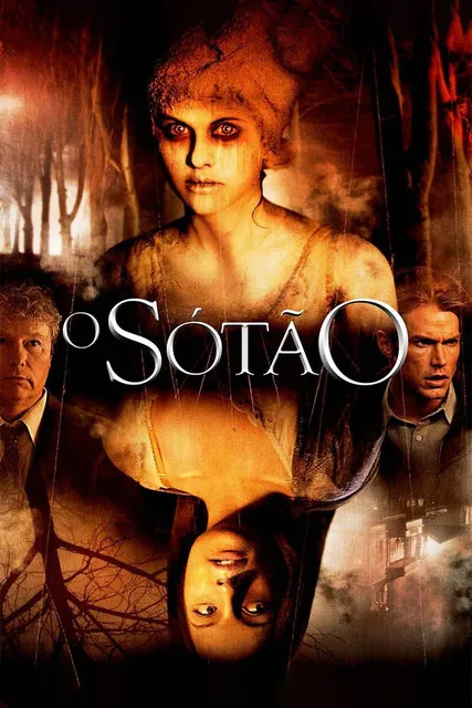 Pôster de terror: Mulher pálida com olhos arregalados, refletida invertida. Dois homens tensos. Floresta escura e casa. Clima sombrio.