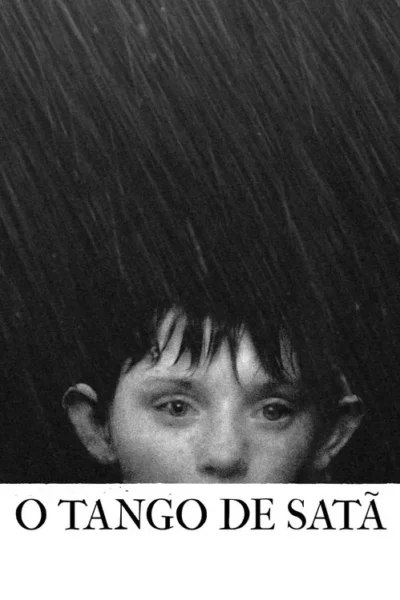 Pôster P&B. O rosto de uma criança, com olhos fixos, emerge da escuridão. Chuva forte cai em diagonal ao fundo. Clima sombrio.