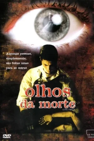 Pôster sombrio: Um grande olho vermelho com um homem refletido na pupila. Abaixo, um homem em avental olha para uma boneca.