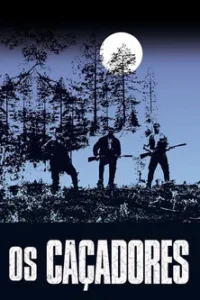 Três figuras masculinas silhuetadas com rifles em um morro. Floresta escura e lua cheia. Atmosfera noturna e tensa.