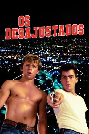 Dois jovens chocados, um sem camisa, o outro apontando uma arma. Fundo de cidade noturna com luzes e traços brancos.