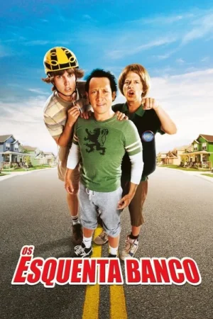 Três homens caricatos na rua de um bairro. Um adulto no centro com dois mais jovens, todos com expressões cômicas e desajeitadas.