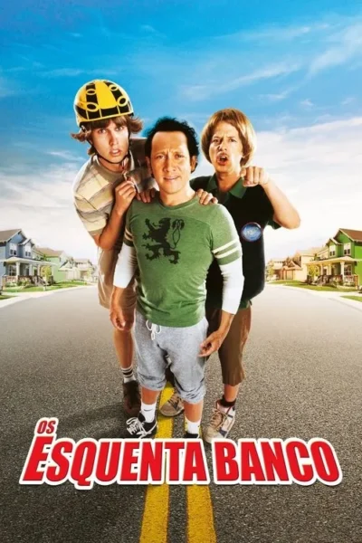 Três homens caricatos na rua de um bairro. Um adulto no centro com dois mais jovens, todos com expressões cômicas e desajeitadas.