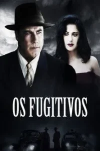 Homem de fedora e mulher séria. Abaixo,carros antigos e figuras escuras sob céu nublado. Clima de crime e mistério.
