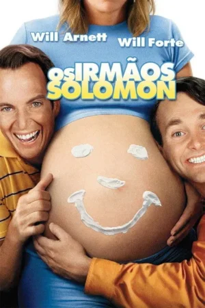 Dois homens sorridentes flanqueiam uma barriga de grávida com um rosto feliz desenhado em creme. O clima é cômico.