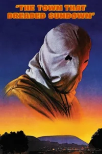 Figura sinistra com saco na cabeça e olhos vazios domina pôster sobre cidade iluminada à noite e pôr do sol. Clima de terror.
