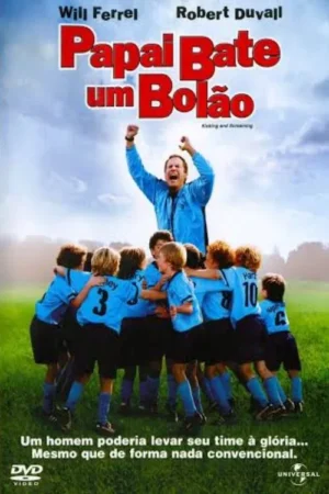 Um treinador de azul celebra com os braços erguidos acima de um time infantil de futebol, que se abraça no campo verde. Clima de vitória.