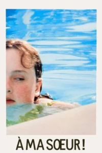 Close-up de uma menina com cabelos castanhos molhados, submersa em água azul. Seu rosto sério olha para o lado. Clima de verão.