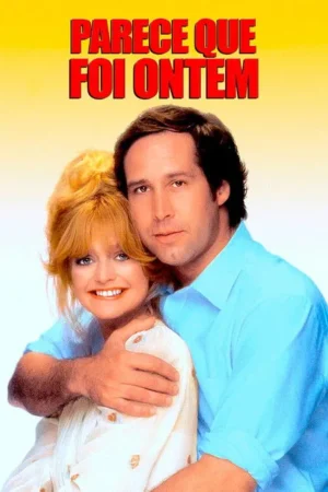 Close de um casal: mulher loira sorri, homem moreno a abraça, olhar sério. Fundo amarelo e branco. Clima de comédia romântica leve.