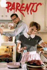Casal retrô na cozinha. Homem abre a geladeira com caveira,enquanto a mulher,sorridente,prepara carne. Ambiente doméstico com toque sombrio.