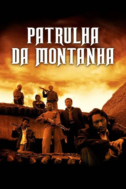 Patrulha da Montanha 1 Homens armados em terreno árido e rochoso. Um homem sério no primeiro plano,sob um céu laranja poeirento. Clima dramático.
