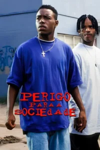 Dois jovens negros sérios,em camisetas largas e colares de cruz,contra um fundo urbano com grafites.