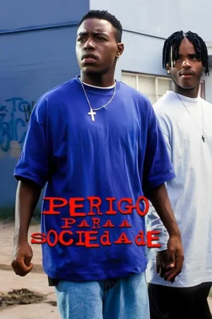 Dois jovens negros sérios, em camisetas largas e colares de cruz, contra um fundo urbano com grafites.