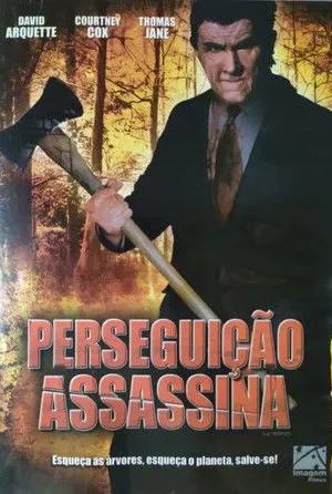 Homem sério de terno, com machado na mão, em floresta com árvores secas. Clima de suspense e ameaça.