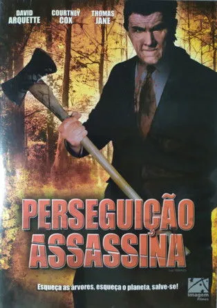 Homem sério de terno, com machado na mão, em floresta com árvores secas. Clima de suspense e ameaça.