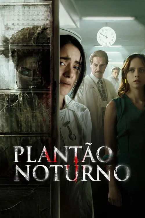 Plantão Noturno 1 Pôster de terror. Figura espectral de olhos azuis na esquerda. À direita,enfermeira e outras pessoas assustadas em ambiente hospitalar.