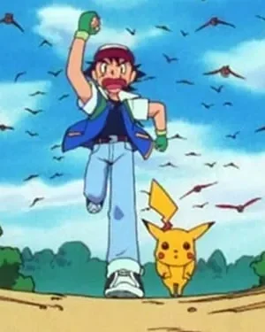 Jovem animado com boné e jaqueta azul corre em uma trilha com criatura amarela e pássaros voando no céu azul.