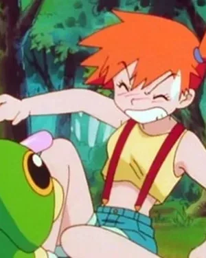 Garota ruiva de top amarelo e shorts se encolhe, com raiva, de uma lagarta verde gigante numa floresta.