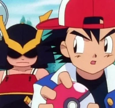 Jovem de boné vermelho, olhar surpreso, segura bola. Ao lado, criança com capacete e armadura de samurai, olhar sério. Cenário exterior.